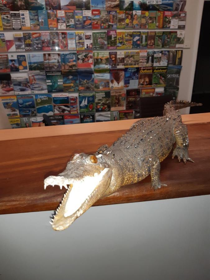 Travellers Paradise Cairns Exterior foto A model of a saltwater crocodile
