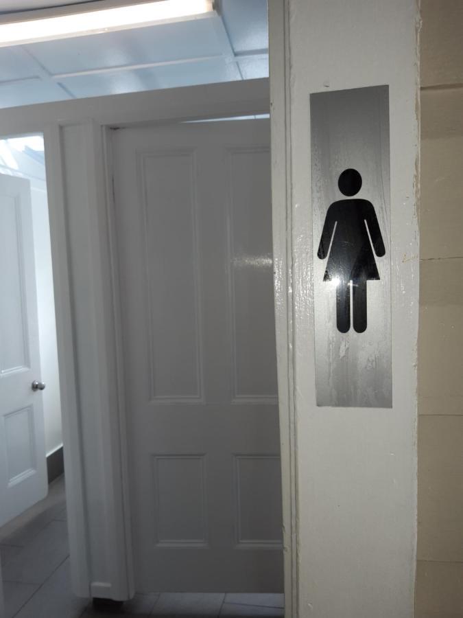 Travellers Paradise Cairns Exterior foto A door with a pictogram for a women's toilet