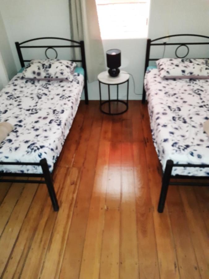 Travellers Paradise Cairns Exterior foto A bedroom with two single beds