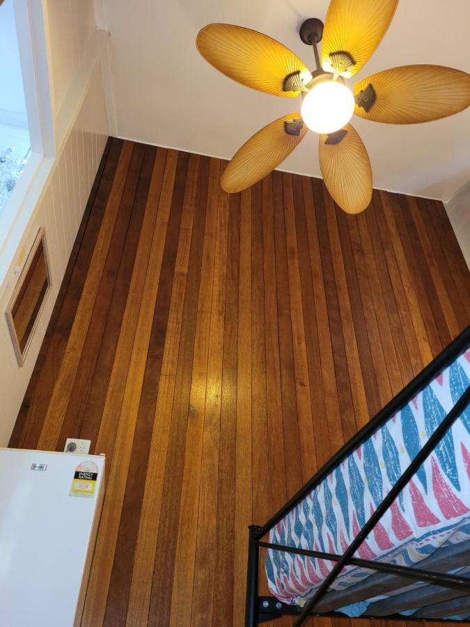Travellers Paradise Cairns Exterior foto A floor made of teak