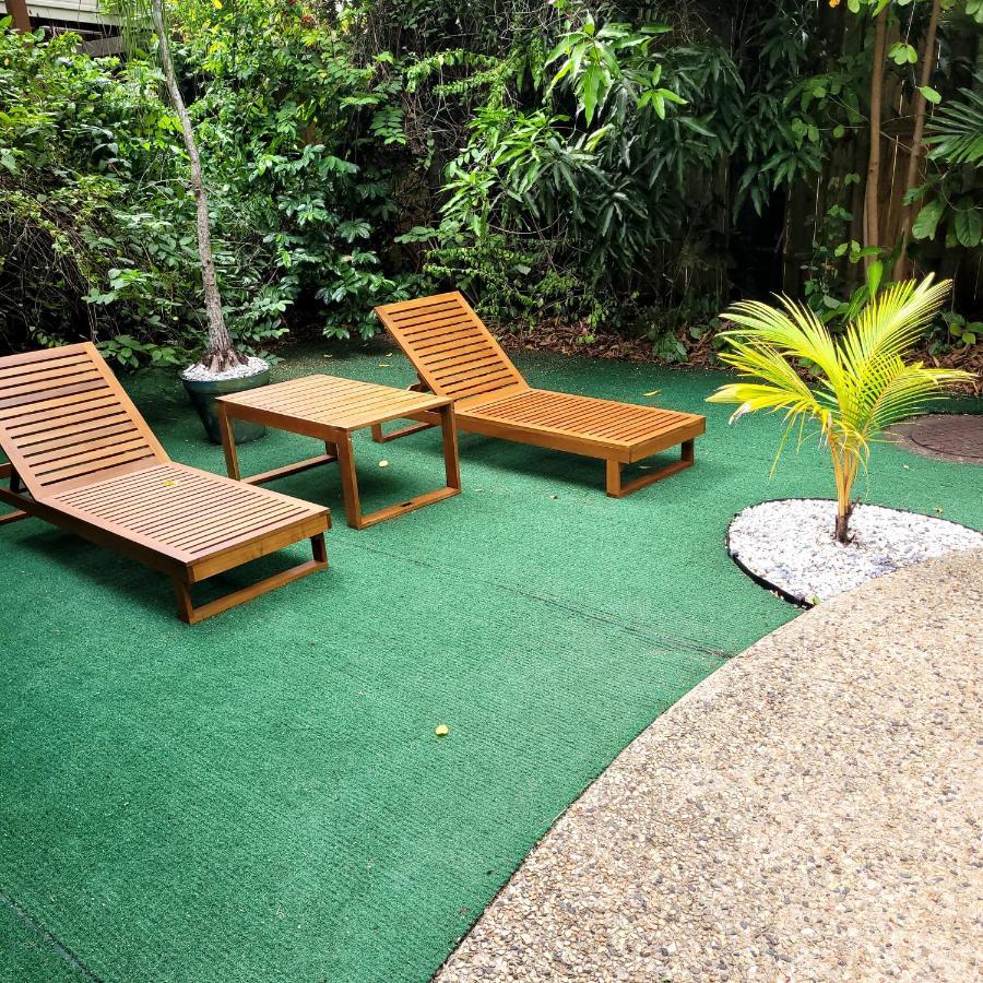 Travellers Paradise Cairns Exterior foto Artificial grass in a garden