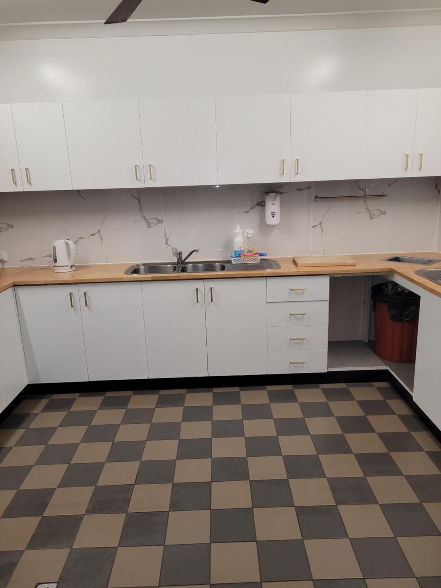 Travellers Paradise Cairns Exterior foto A kitchen in a student residence hall at the University of Michigan