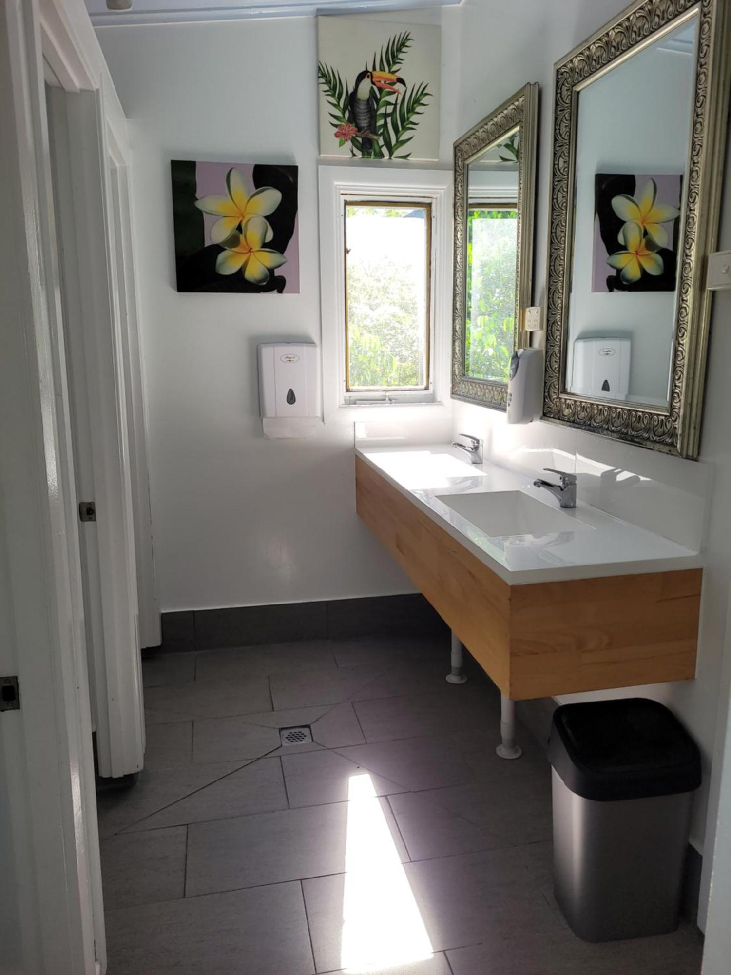 Travellers Paradise Cairns Exterior foto A modern bathroom