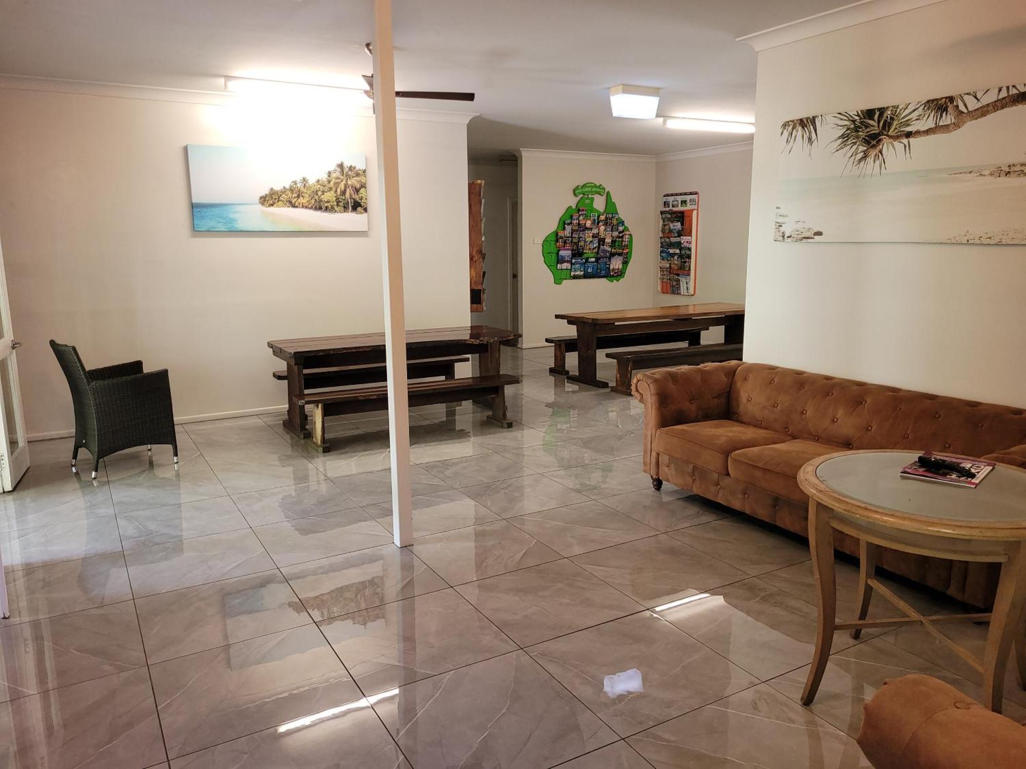 Travellers Paradise Cairns Exterior foto The lobby of the hostel