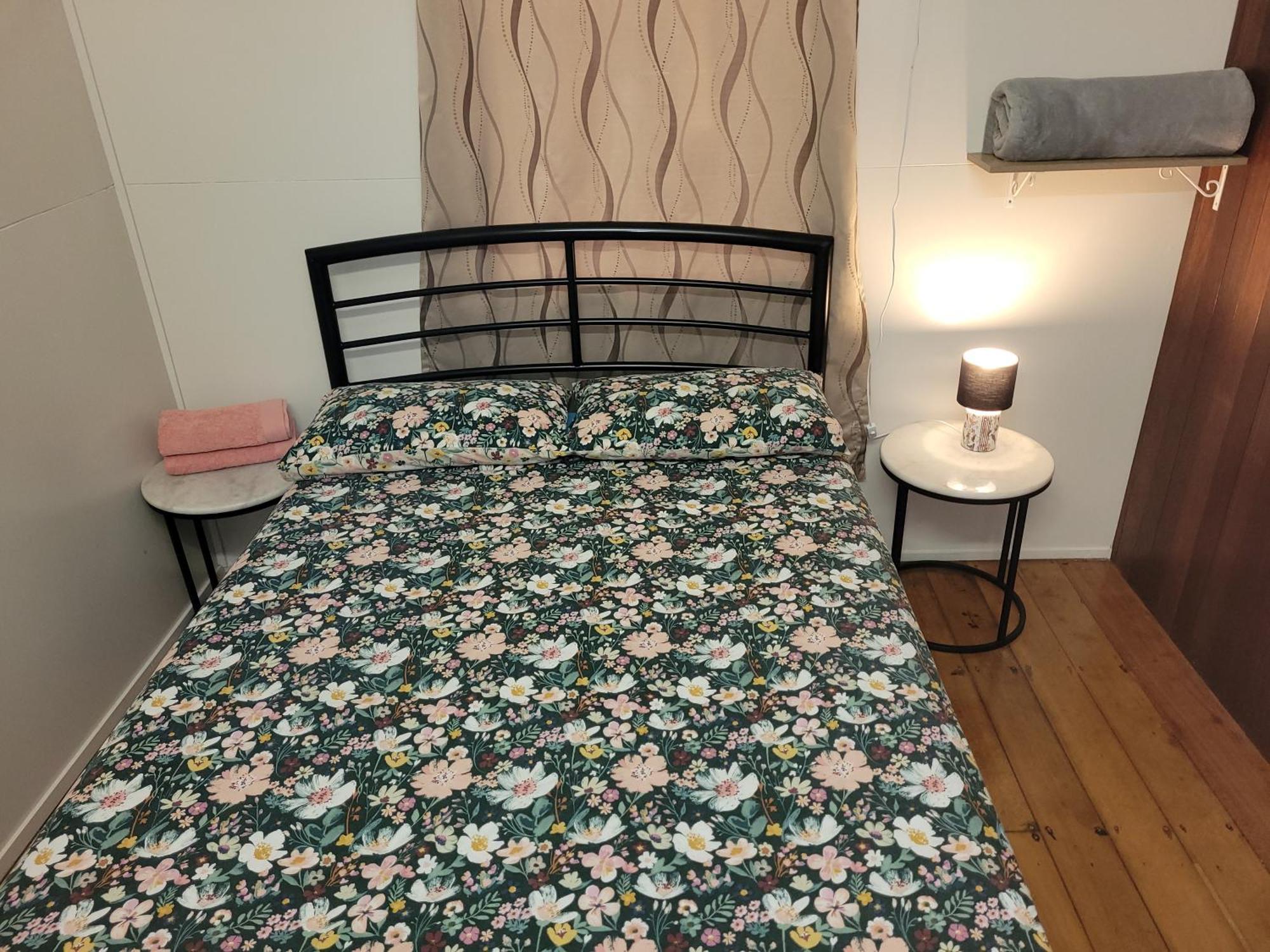 Travellers Paradise Cairns Exterior foto A bed with a mattress