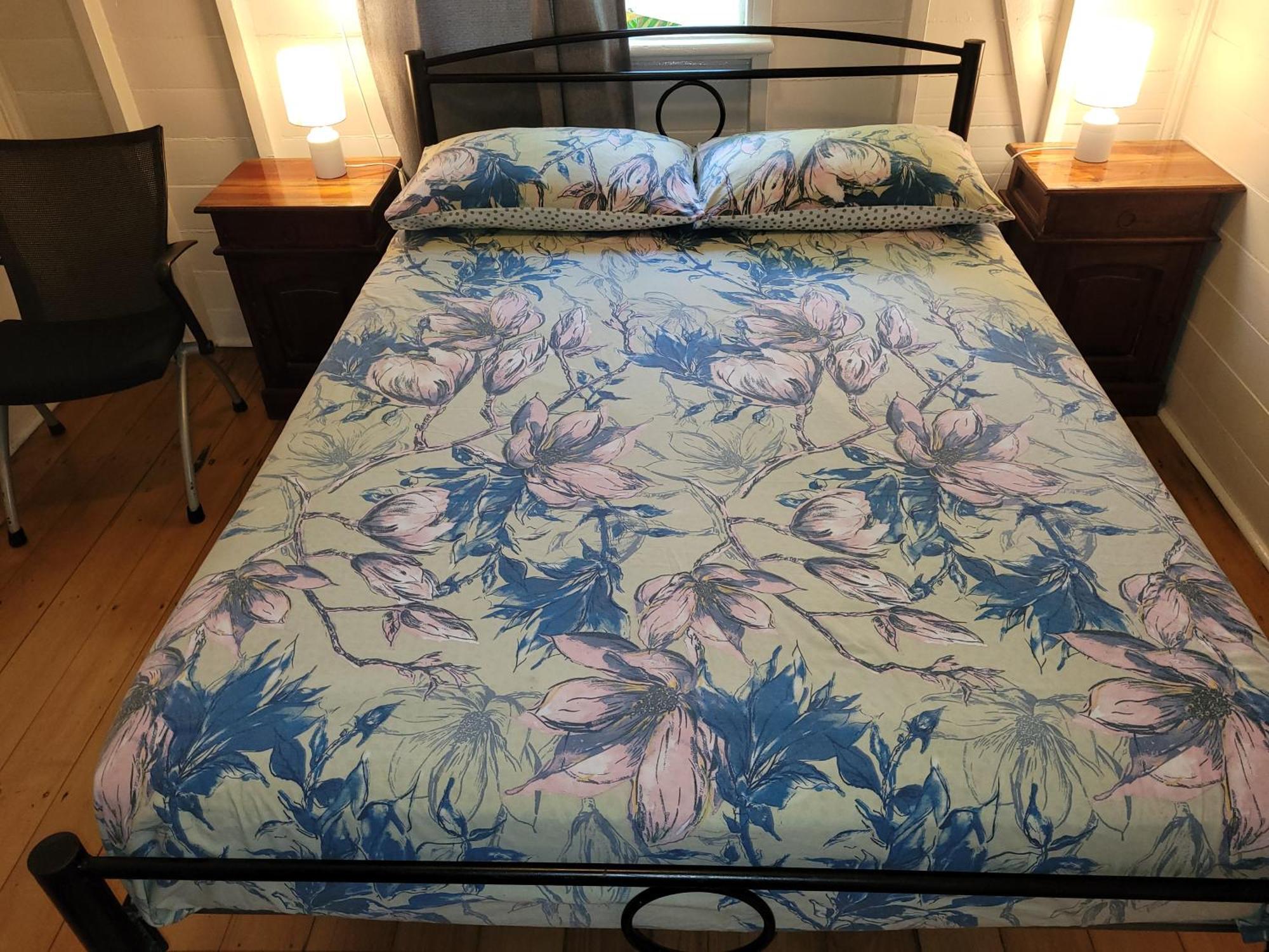 Travellers Paradise Cairns Exterior foto A bed with a fitted sheet