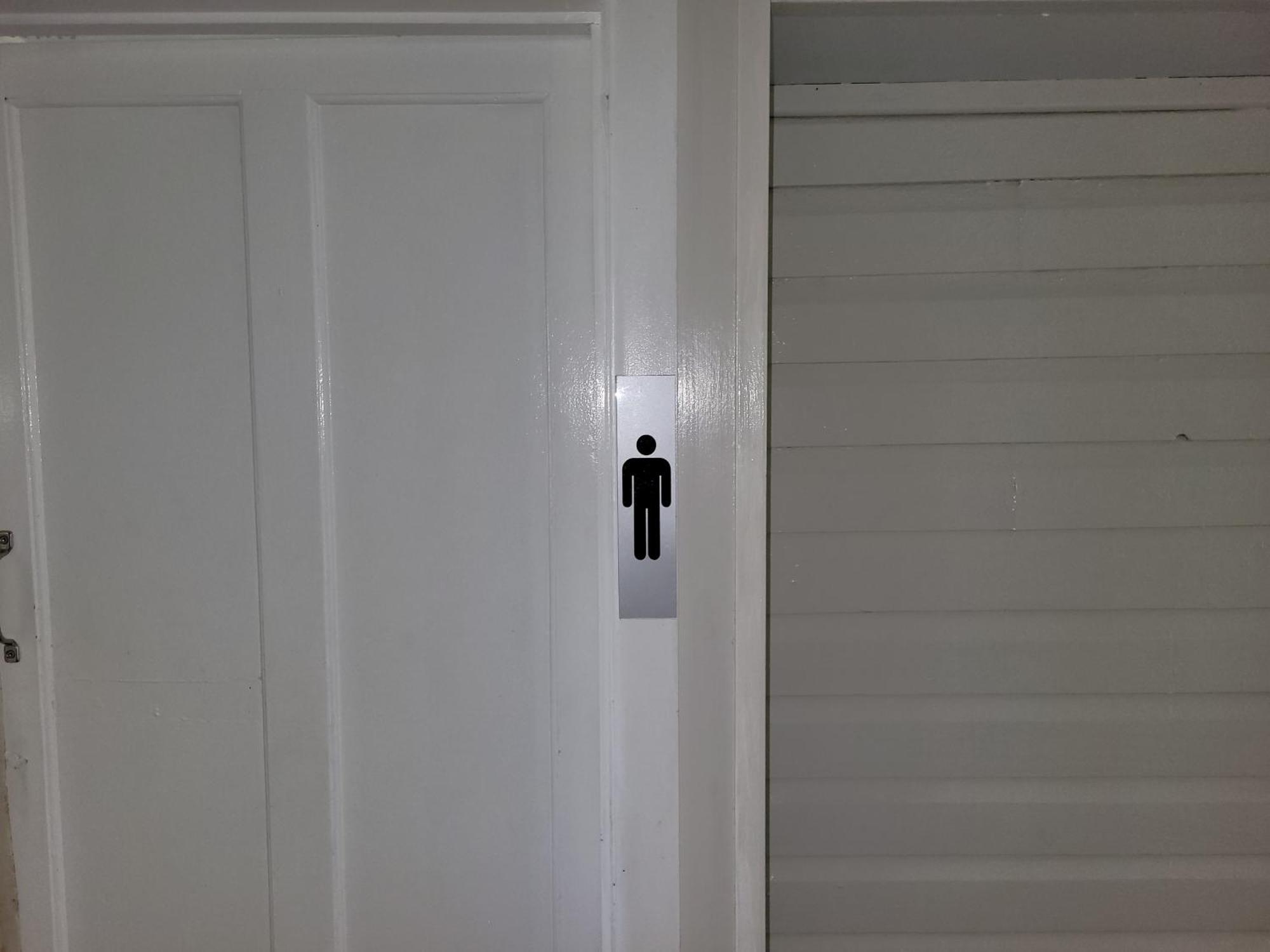 Travellers Paradise Cairns Exterior foto A male toilet sign