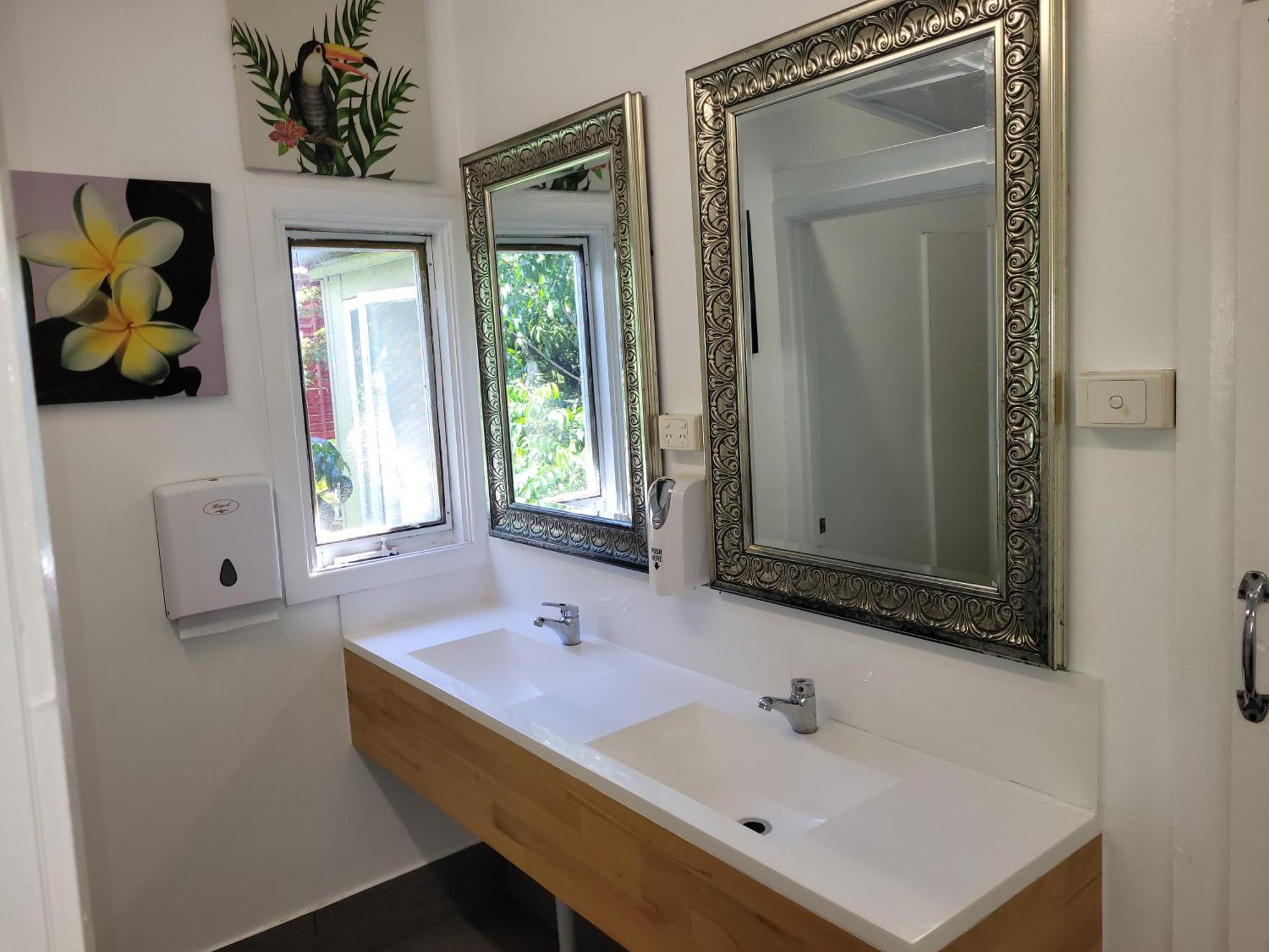Travellers Paradise Cairns Exterior foto A modern bathroom