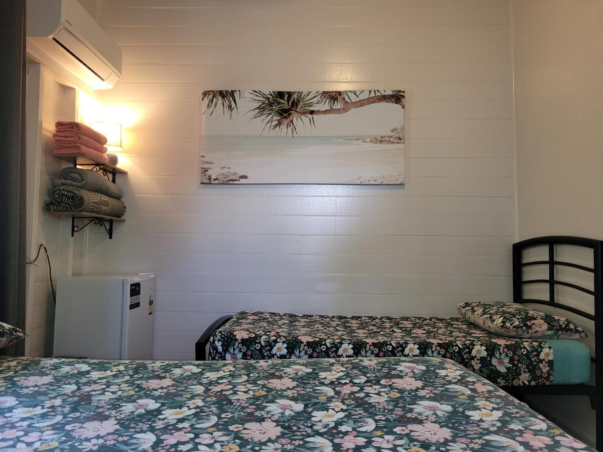 Travellers Paradise Cairns Exterior foto A room at the hostel