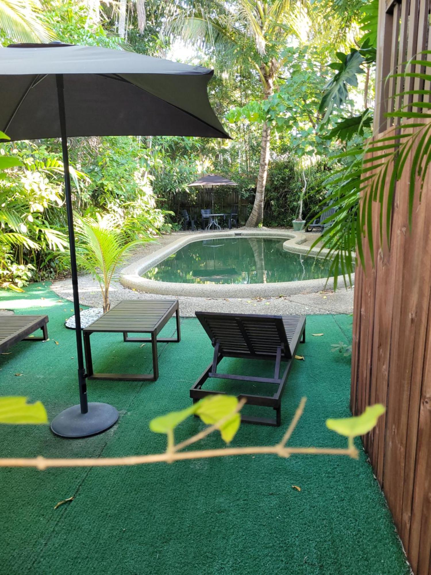 Travellers Paradise Cairns Exterior foto A private pool at a resort in Thailand
