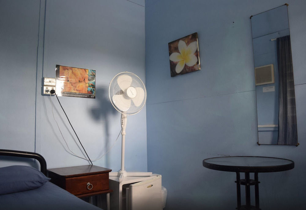 Travellers Paradise Cairns Exterior foto A room at the hostel