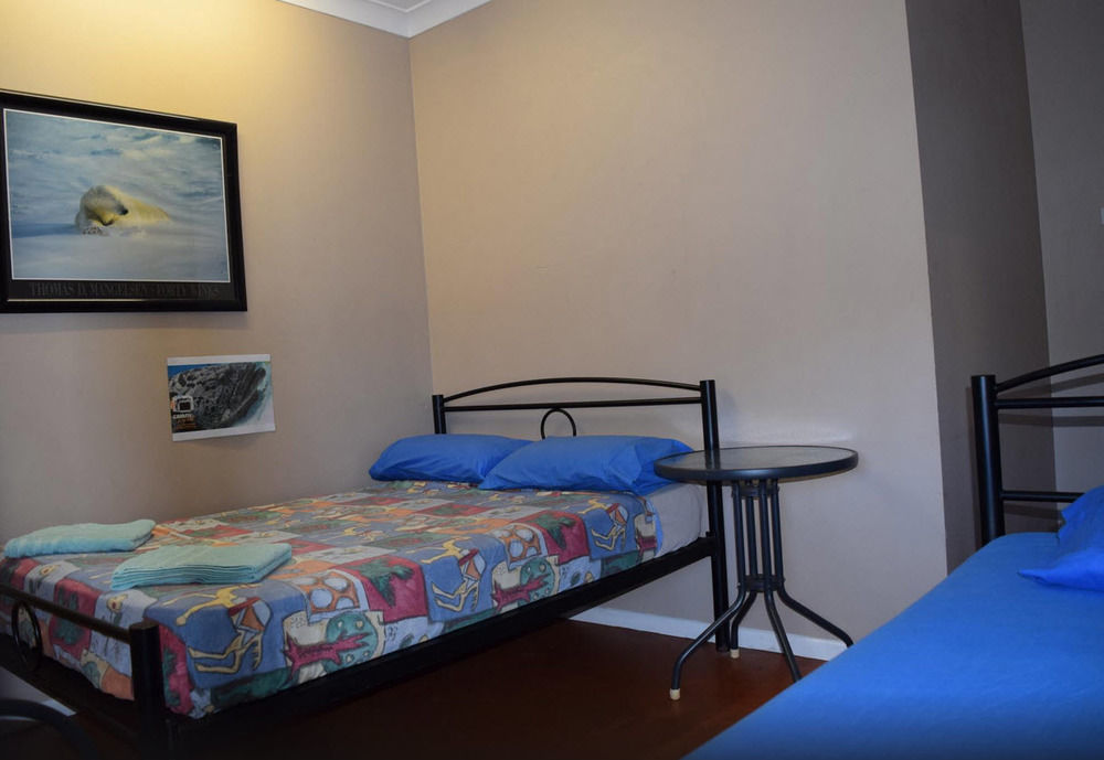 Travellers Paradise Cairns Exterior foto A room at the hostel