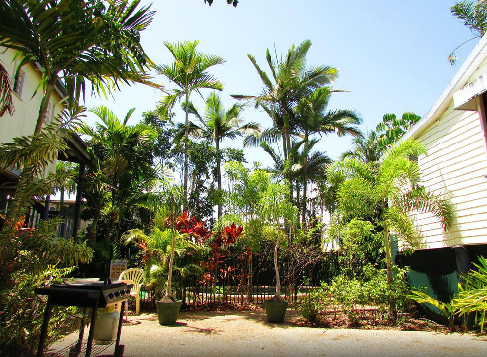 Travellers Paradise Cairns Exterior foto The courtyard of the Old Museum Building