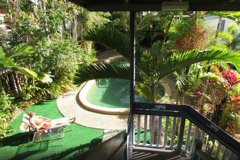 Travellers Paradise Cairns Exterior foto A view of the pool at the resort