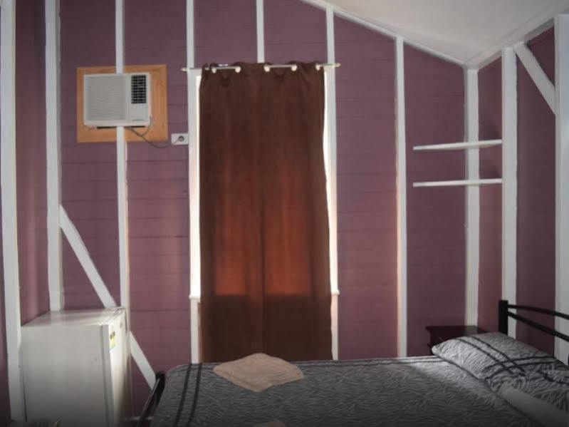 Travellers Paradise Cairns Exterior foto A room in a typical Japanese capsule hotel