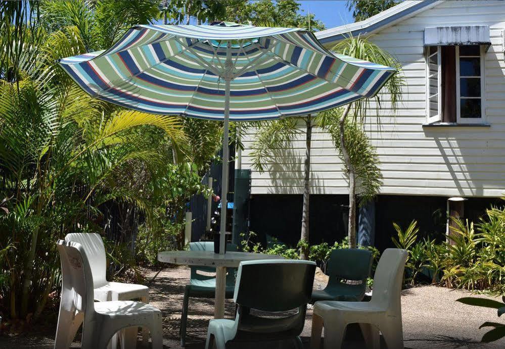 Travellers Paradise Cairns Exterior foto A patio umbrella