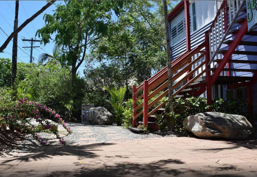 Travellers Paradise Cairns Exterior foto The entrance to the house