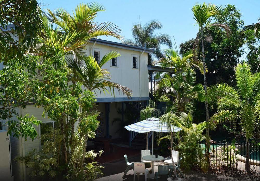 Travellers Paradise Cairns Exterior foto The house from the rear